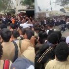 Decenas de estudiantes fueron testigos pasivos de la violenta disputa.