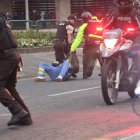 La imagen de los uniformados arrastrando a un joven indignó a muchos.