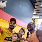 Aníbal Chalá compartiendo con hinchas de Barcelona antes del viaje a Ambato.
