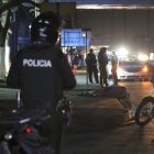 Policías llegaron al sitio para acordonar el área e impedir que transeúntes se acerquen al cadáver.