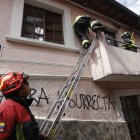 Un grupo de bomberos acudió la mañana de ayer a la casa para continuar con las tareas de extinción.