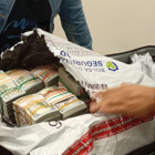 Mujeres fueron capturadas con dos millones de dólares.