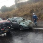 Los fuertes vientos tumbaron un árbol en la Panamericana Norte en Ambato que impactó a un auto, sin dejar heridos. Cortesía.