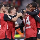 Patrik Schick de Leverkusen (d) celebra uno de sus goles con el resto de sus compañeros en la victoria de Leverkusen ante FC Heidenheim
