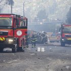 Un siniestro de tránsito causó un incendio que avanzó hacia la ladera.