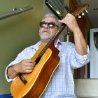 Héctor Napolitano conocido como Viejo Napo, es un cantante y compositor ecuatoriano.