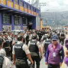 Policías en los exteriores del estadio de Ambato.