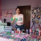 A los pocos clientes que recibe, la joven los atiende con alegría.