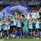 Jugadores de Racing celebran con el trofeo de la Copa Sudamericana tras vencer Cruzeiro este sábado, en el estadio General Pablo Rojas en Asunción (Paraguay)