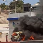 El vehículo incendiado en Manta.
