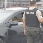 La víctima quedó dentro del carro que conducía por la vía a Daule.