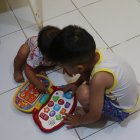 Dante y Eithan juegan juntos. La diferencia de edad no es impedimento.