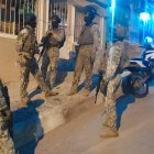 Varios agentes desplegaron operativos en las zonas de los asesinatos.