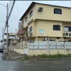 La oficina de Antinarcóticos de la Policía en Machala presentaba daños en los ventanales.