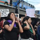 Mujeres se unieron y gritaban consignas de justicia ante violencia de género.
