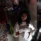 Allison compró focos recargables para trabajar cuando se va la luz eléctrica.