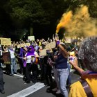 Mujeres se plantaron ante el edificio de la Comandancia en Quito.