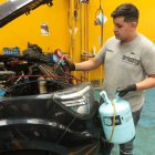 El técnico Josué Valencia se asegura de que el nivel de refrigerante y la compresión sean óptimos.