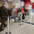 La mujer estaba con un acompañante, a quien también lo regresaron a su país de origen.