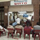 No es una postal de la década del 80. En Quito todavía hay peluquerías tradicionales que se resisten a morir.