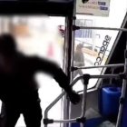 El atraco quedó filmado en la cámara del bus de transporte urbano.