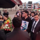 Con fotos de la capitana Diana, sus parientes le dieron el último adiós.