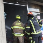 El fuego inició en un local de venta de artículos para fiestas.