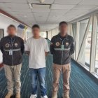 El ciudadano fue traído a Ecuador. Dos policías lo llevaban a su arribo al país.