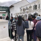 Los familiares de la mujer fallecida llegaron a la morgue a llevarse el cuerpo, en medio de la consternación