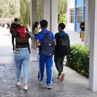 Autoridades toman preocupación por el uso de jeringas en centros universitarios.