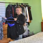 Julio Ayala conserva los vestidos de su amada en la casa donde ambos residían.