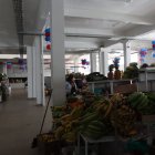 Verduras y frutas se echan a perder en el mercado Santa Clara, debido a que los clientes ya no acuden a comprar por los apagones.