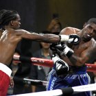 Carlos Mina, en su regreso al ring, conectó fuertes golpes sobre Diego Quiñónez.