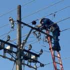 Personal técnico de CNEL EP realiza labores de mantenimiento en el cantón Samborondón.