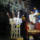 Técnicos de CNEL EP realizan trabajos de mantenimiento en una subestación eléctrica.