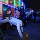 En cada recorrido de las chivas hay momentos en los que se bajan los clientes para bailar en la calle.