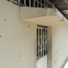 En la fachada del inmueble quedaron oficios provocados por los proyectiles.