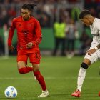 Michael Olise y Piero Hincapié del Leverkusen durante el partido de Copa Ecuador.