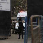 Ambulancias no han parado de ingresar a la Penitenciaría del Litoral.