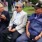 Tres héroes mantienen una tertulia en la Plaza Grande, en el Centro Histórico de Quito.