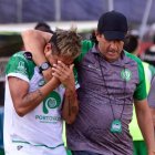 El técnico paraguayo Raúl Duarte (d)  es responsable de que este año Cocacho haya vuelto al fútbol tras siete años de haberse retirado.