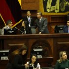 La presidenta de la Asamblea, Viviana Veloz, invitó a Andrea Arrobo a entregar las pruebas sobre sus conversaciones con el presidente Noboa.