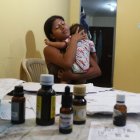 Edith Morán trata, como puede, de calmar los dolores de sus pequeños.