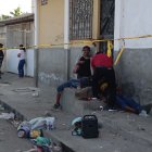 Las víctimas frecuentaban la vereda que está afuera de una vivienda abandonada.