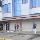 El cuerpo de la víctima en Esmeraldas quedó en la acera.