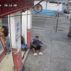 Momento del robo de un generador en Guayaquil.