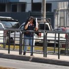 Los guayaquileños buscan la manera de protegerse de los rayos solares.