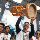 Julio ‘El Ruso’ Morales levanta el trofeo de la Ecuacup, torneo donde la U. Central pasó  de ser el ‘patito feo’ al campeón.