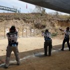 Cada vez más personas se interesan por aprender a manejar un arma.