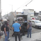 Policías retiraron los cuerpos de las víctimas, para llevarlos hacia la morgue policial.